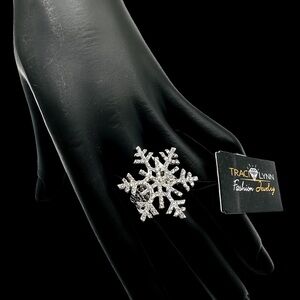 TRACI LYNN FASHION JEWELRY Flurry Stretch Ring. Snowflake is Beautiful 🤩